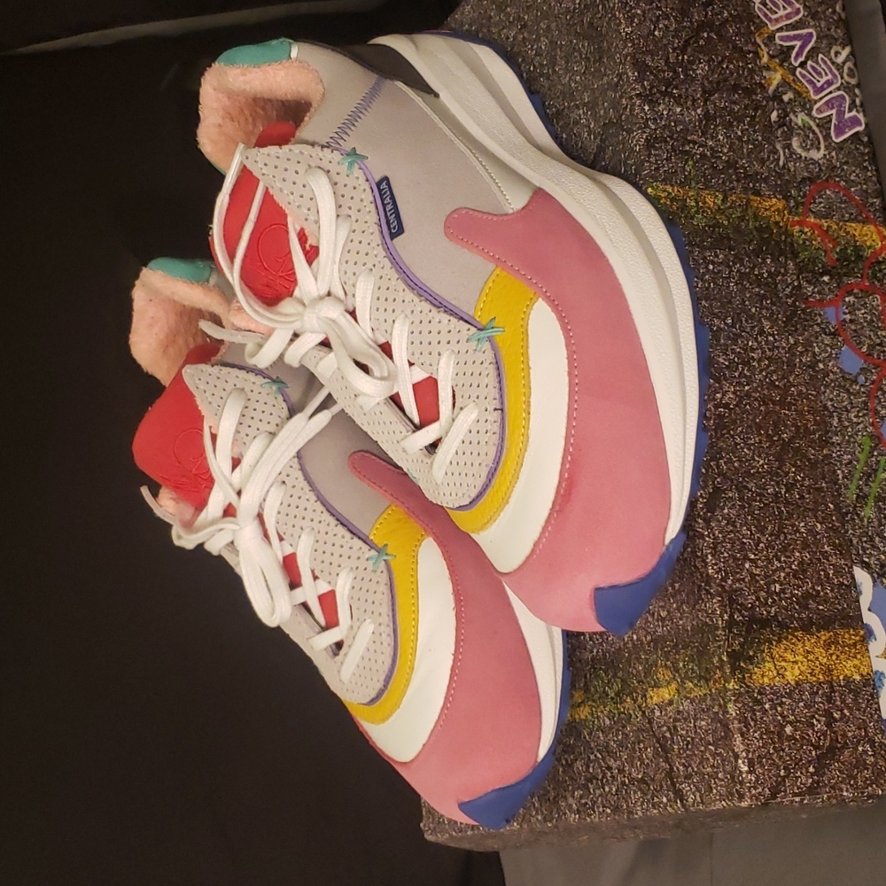 Mache Run Centralia Sneakers!!